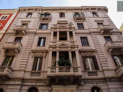 L�immobile di colore grigio, sviluppato su cinque piani, si caratterizza per il bovindo di stile neoclassico: un balcone sporgente rispetto al prospetto dell�edificio, elemento architettonico insolito nella citt� di Bari